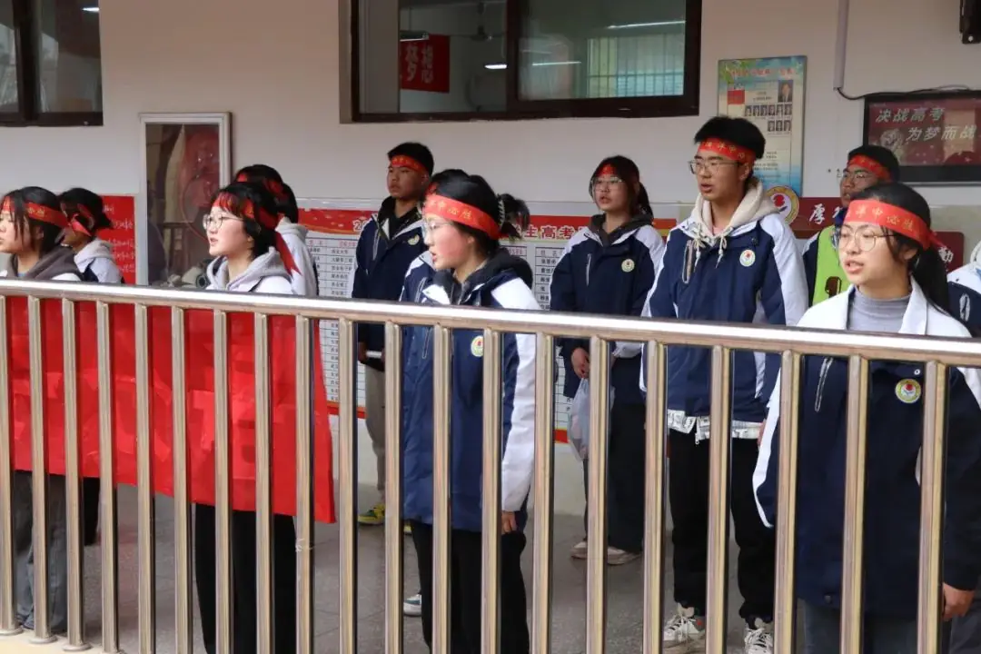 【高考助力】洋县中学举行2024届高三年级“喊楼”活动!-第24张图片-四季读书网