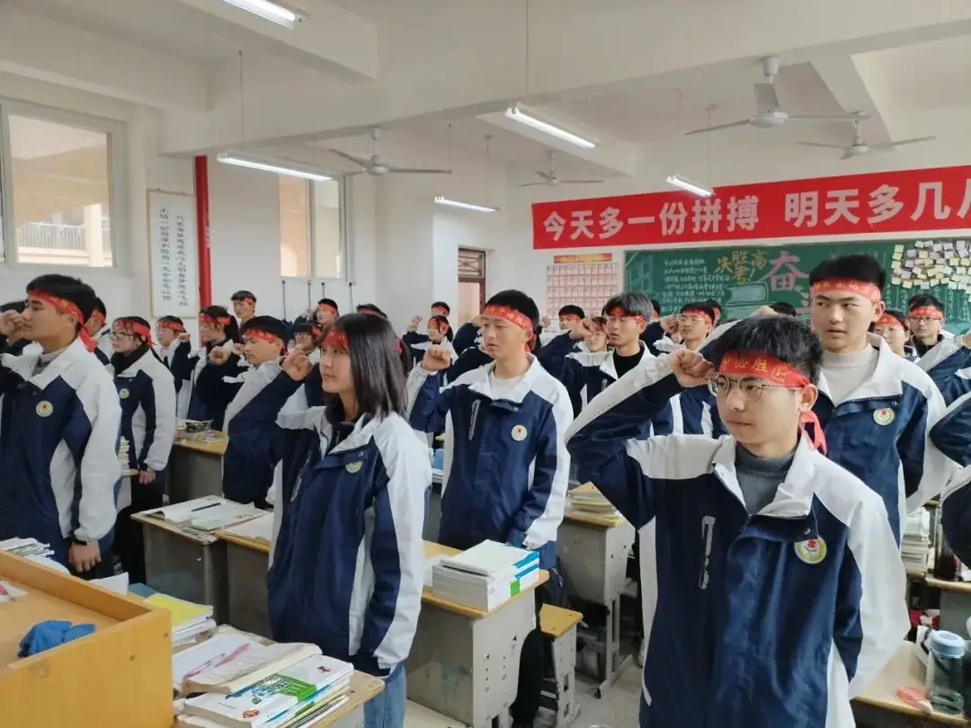 【高考助力】洋县中学举行2024届高三年级“喊楼”活动!-第32张图片-四季读书网