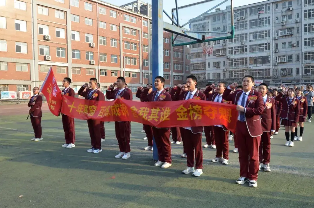 展露锋芒,铸就辉煌——我校举行中考百日冲刺誓师大会-第15张图片-四季读书网