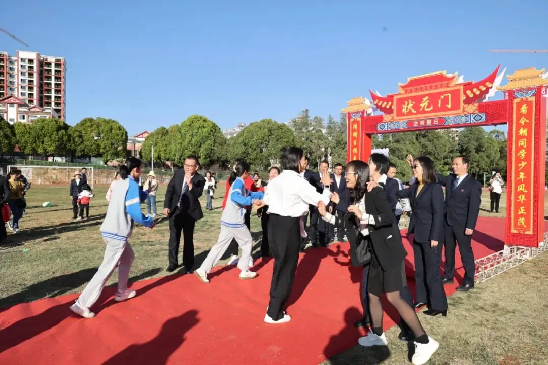 武定一中举行2024届高三年级高考百日誓师大会暨成人礼仪式-第30张图片-四季读书网 武定一中举行2024届高三年级高考百日誓师大会暨成人礼仪式-第30张图片-四季读书网
