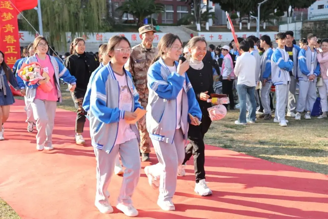 武定一中举行2024届高三年级高考百日誓师大会暨成人礼仪式-第31张图片-四季读书网 武定一中举行2024届高三年级高考百日誓师大会暨成人礼仪式-第31张图片-四季读书网