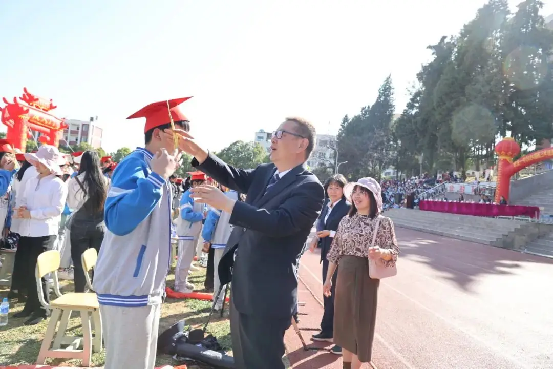 武定一中举行2024届高三年级高考百日誓师大会暨成人礼仪式-第11张图片-四季读书网 武定一中举行2024届高三年级高考百日誓师大会暨成人礼仪式-第11张图片-四季读书网