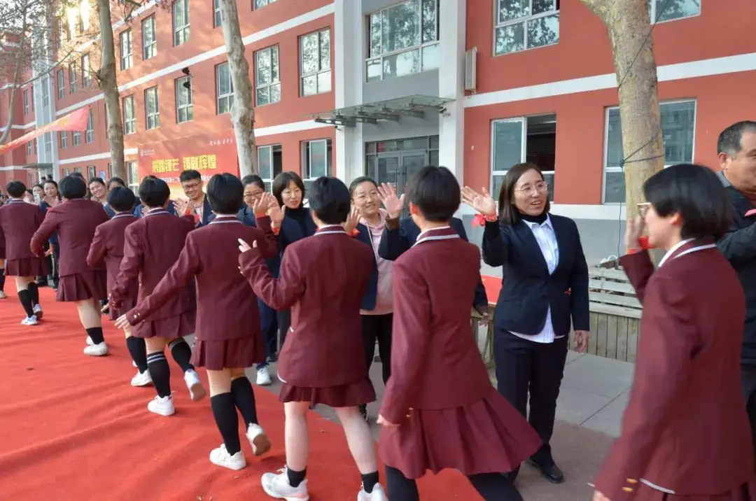展露锋芒,铸就辉煌——我校举行中考百日冲刺誓师大会-第30张图片-四季读书网