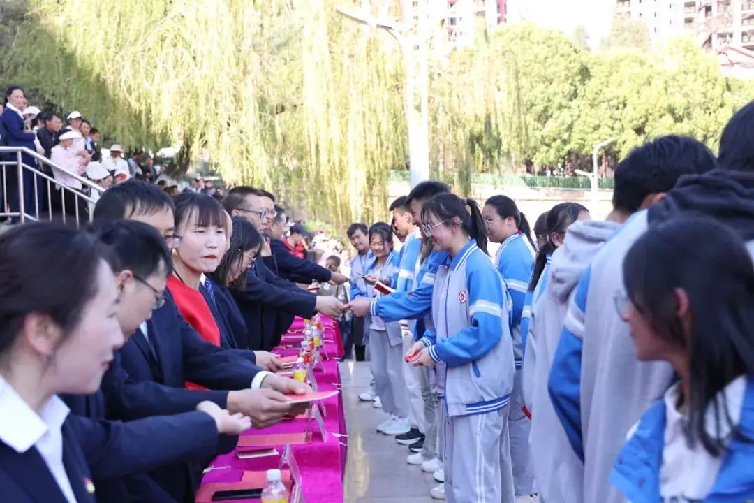 武定一中举行2024届高三年级高考百日誓师大会暨成人礼仪式-第14张图片-四季读书网 武定一中举行2024届高三年级高考百日誓师大会暨成人礼仪式-第14张图片-四季读书网