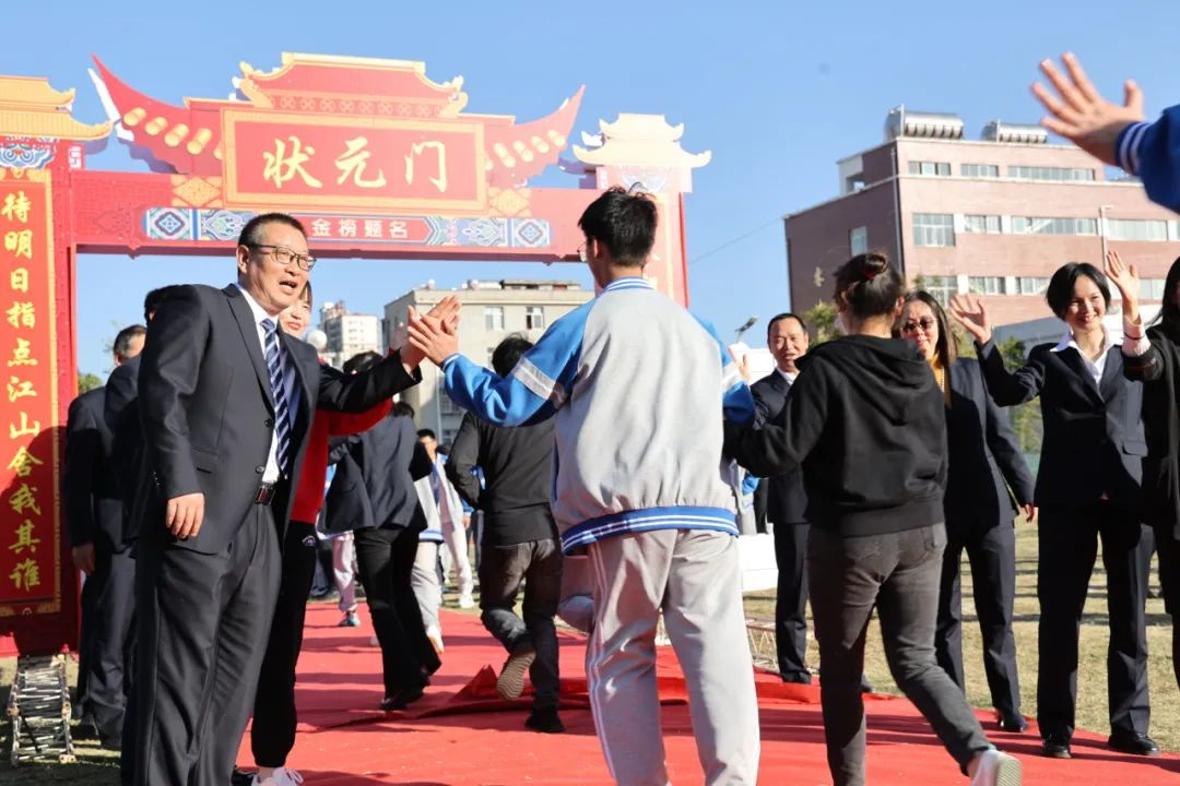 武定一中举行2024届高三年级高考百日誓师大会暨成人礼仪式-第29张图片-四季读书网 武定一中举行2024届高三年级高考百日誓师大会暨成人礼仪式-第29张图片-四季读书网