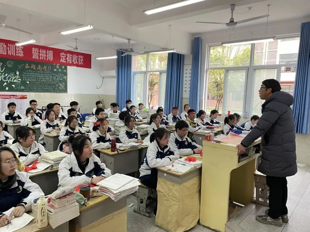 【高考助力】洋县中学举行2024届高三年级“喊楼”活动!-第37张图片-四季读书网