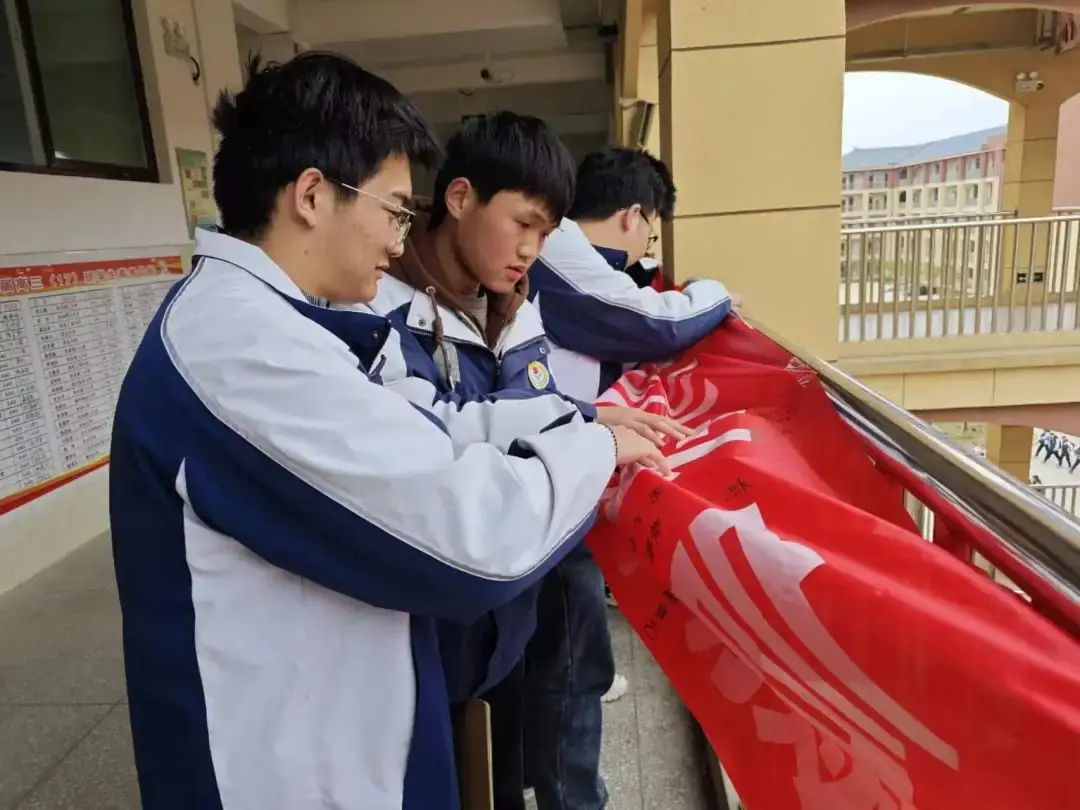 【高考助力】洋县中学举行2024届高三年级“喊楼”活动!-第41张图片-四季读书网