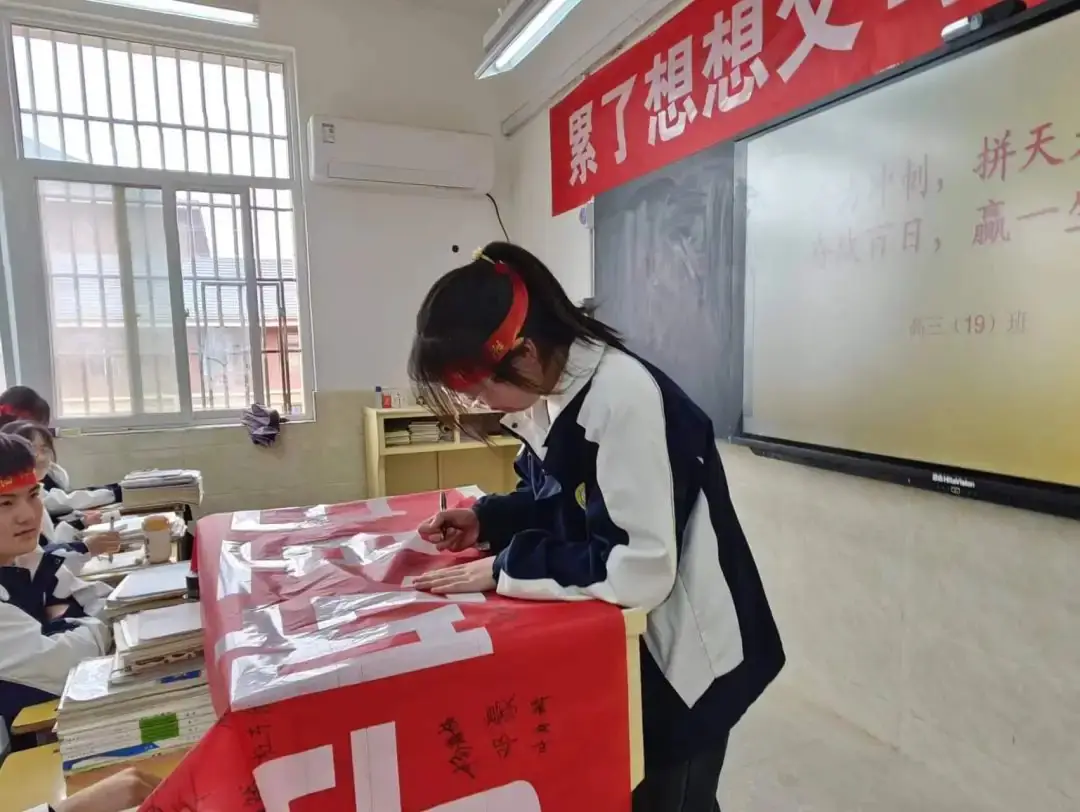 【高考助力】洋县中学举行2024届高三年级“喊楼”活动!-第43张图片-四季读书网