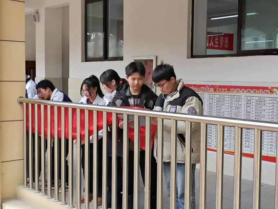 【高考助力】洋县中学举行2024届高三年级“喊楼”活动!-第40张图片-四季读书网