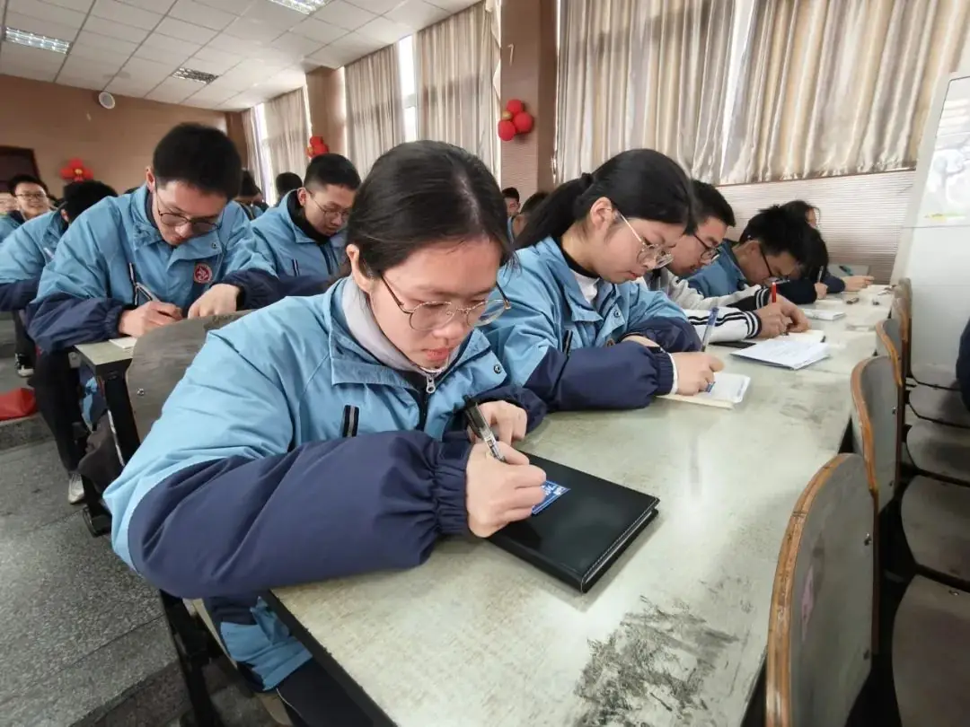 合心德育丨热辣滚烫战百日 踔厉奋发胜中考——平湖市新仓中学2024届中考冲刺百日誓师大会-第19张图片-四季读书网