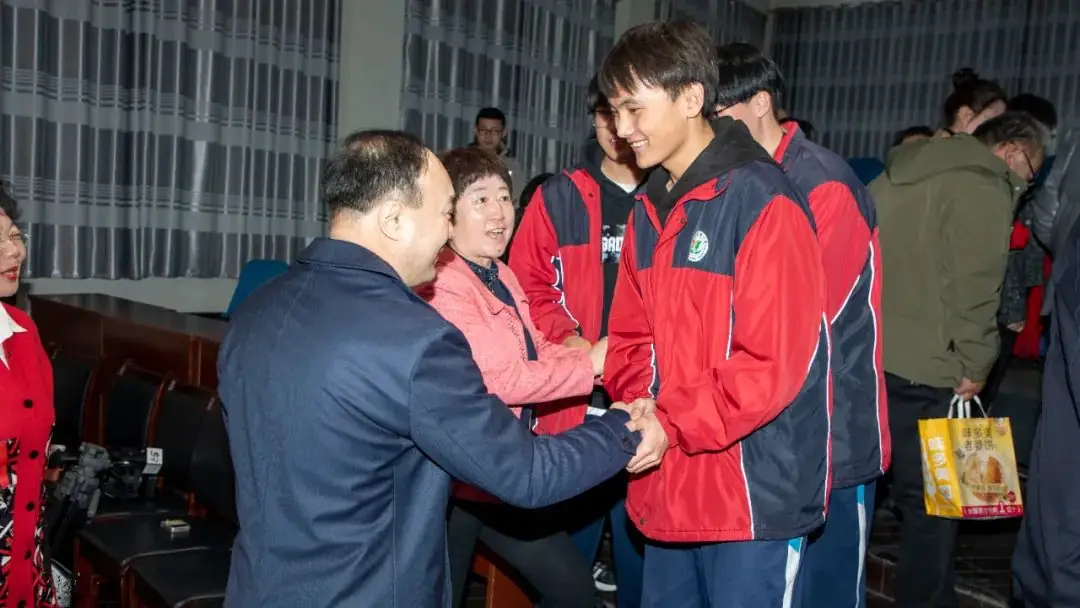 杰出校友携手筑梦 踔厉奋发决胜高考——清华大学岳骞教授莅临母校励志报告暨2021级高考誓师大会-第67张图片-四季读书网