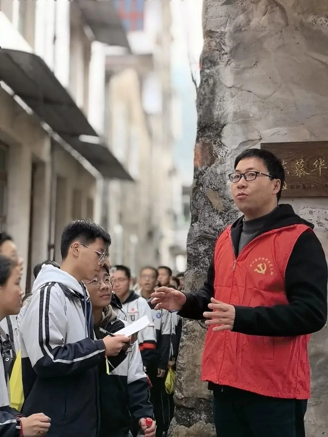 百日誓师凌云志 奋楫扬帆迎中考|青田县华侨中学举行中考百日誓师大会暨远足毅行活动-第13张图片-四季读书网