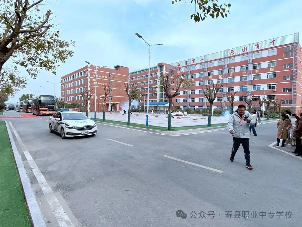 圆梦出征,金榜题名——我校举行高考送考仪式-第7张图片-四季读书网