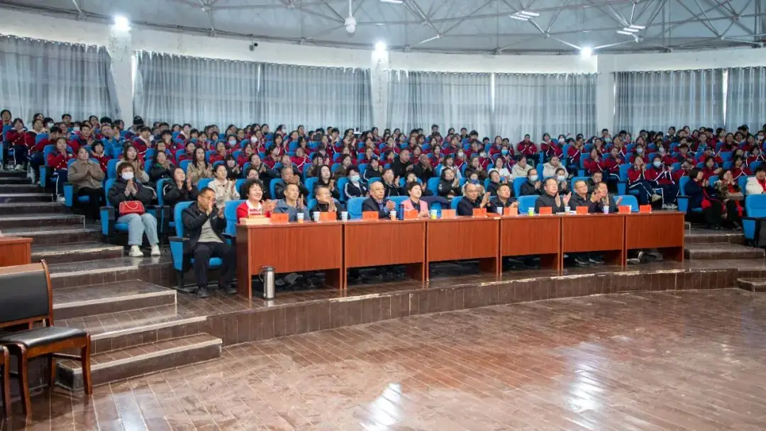 杰出校友携手筑梦 踔厉奋发决胜高考——清华大学岳骞教授莅临母校励志报告暨2021级高考誓师大会-第25张图片-四季读书网