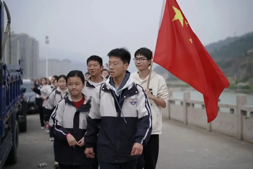 百日誓师凌云志 奋楫扬帆迎中考|青田县华侨中学举行中考百日誓师大会暨远足毅行活动-第11张图片-四季读书网