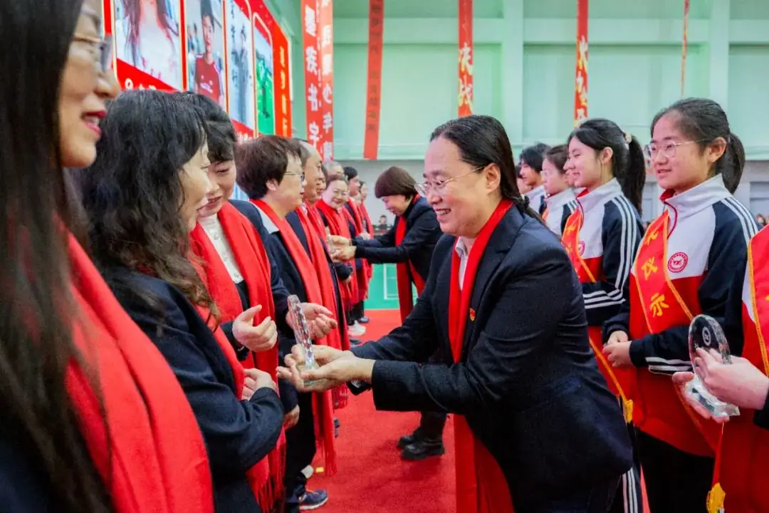 冲刺百天,顶峰论剑,沈阳市杏坛中学举行中考百日誓师大会-第23张图片-四季读书网