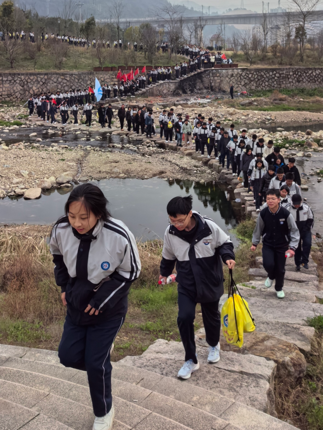 百日誓师凌云志 奋楫扬帆迎中考|青田县华侨中学举行中考百日誓师大会暨远足毅行活动-第10张图片-四季读书网