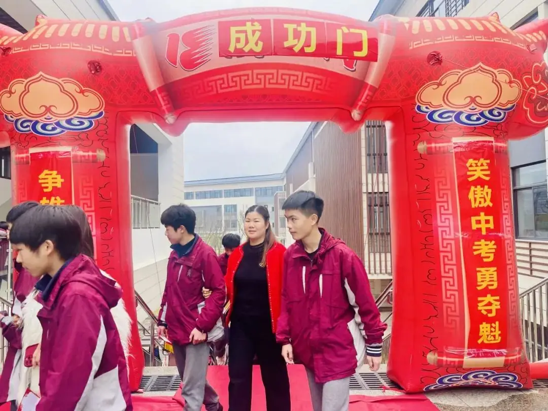 【中考誓师大会】浴血奋战一百天,笑傲人生看世界-第8张图片-四季读书网 【中考誓师大会】浴血奋战一百天,笑傲人生看世界-第8张图片-四季读书网