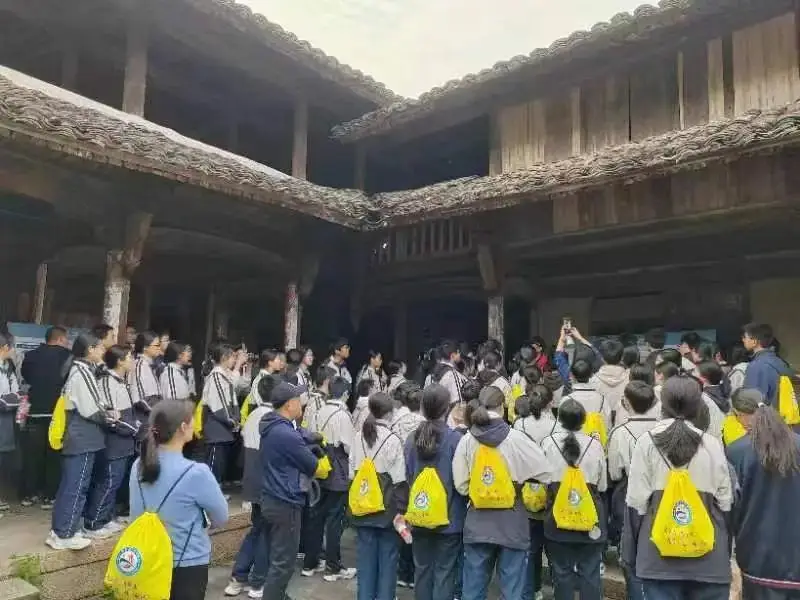 百日誓师凌云志 奋楫扬帆迎中考|青田县华侨中学举行中考百日誓师大会暨远足毅行活动-第12张图片-四季读书网