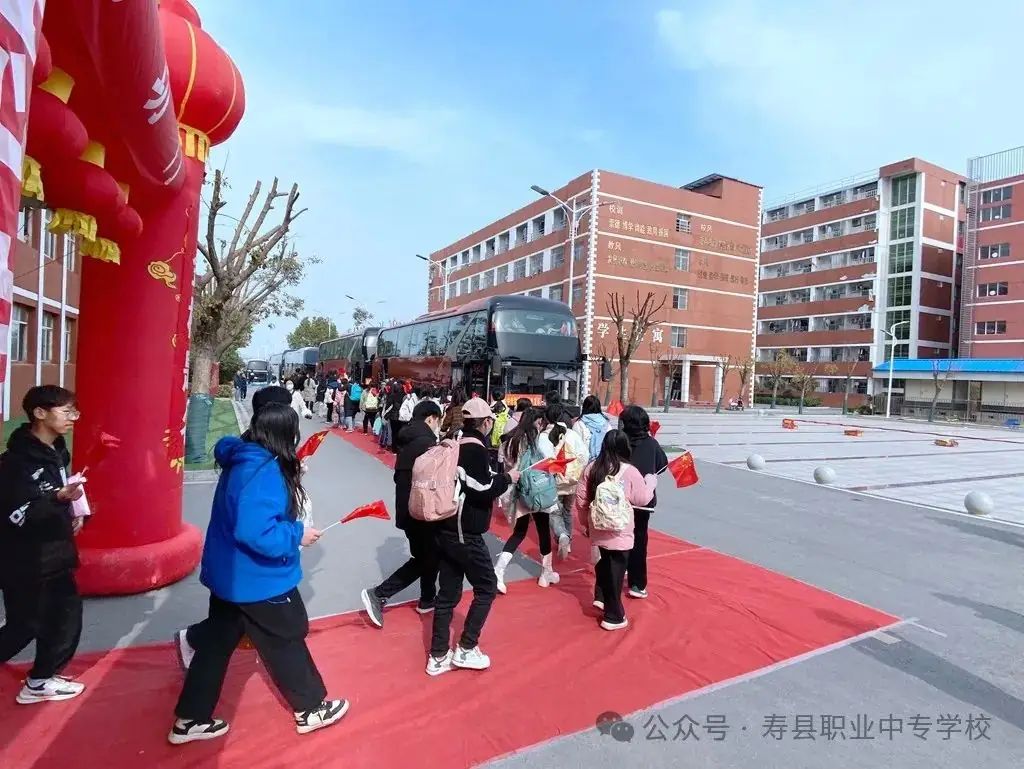 圆梦出征,金榜题名——我校举行高考送考仪式-第5张图片-四季读书网