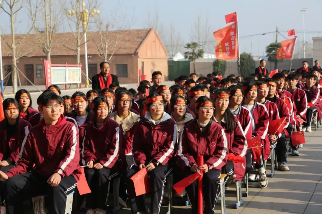 百日冲刺战中考 青春无悔谱华章——商丘市汉梁中学九年级2024届迎中考百日誓师大会-第14张图片-四季读书网