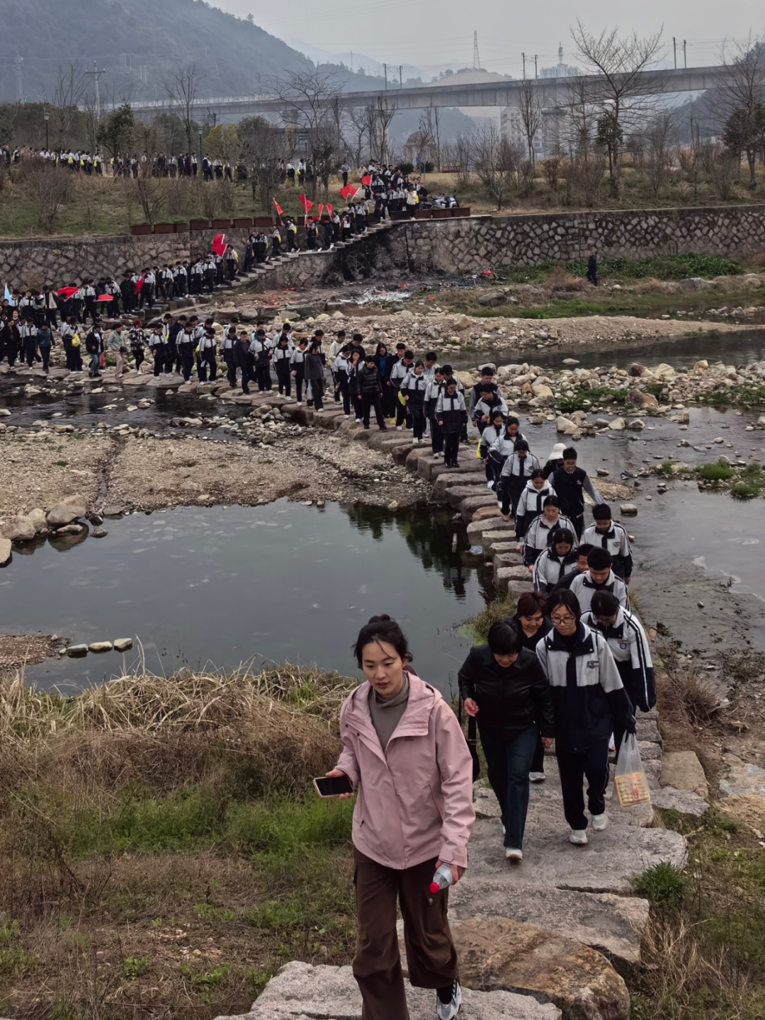 百日誓师凌云志 奋楫扬帆迎中考|青田县华侨中学举行中考百日誓师大会暨远足毅行活动-第9张图片-四季读书网