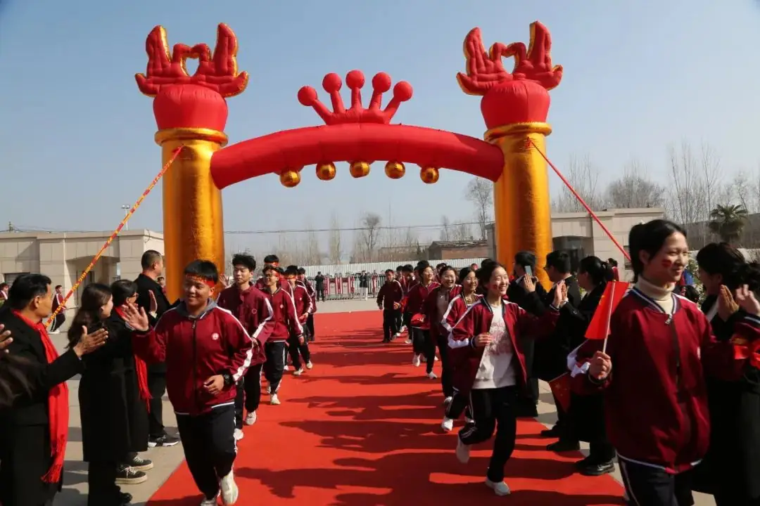 百日冲刺战中考 青春无悔谱华章——商丘市汉梁中学九年级2024届迎中考百日誓师大会-第52张图片-四季读书网