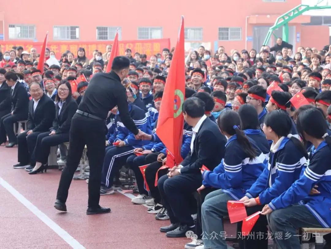 冲刺百天 决胜中考一一邓州市龙堰一初中    举行大型励志报告会-第9张图片-四季读书网