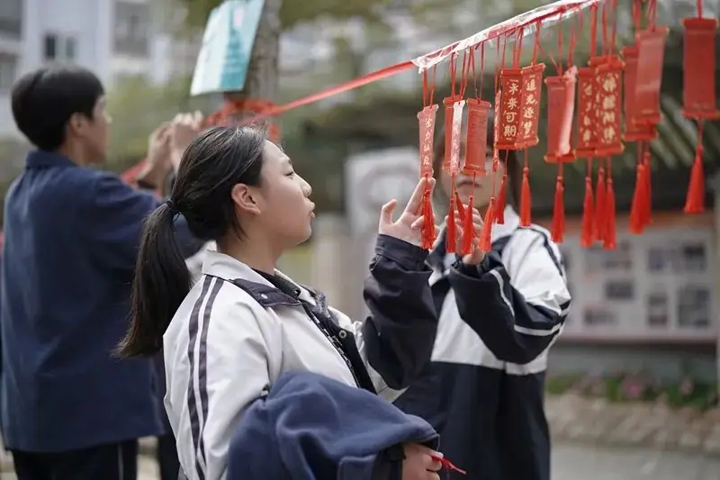 百日誓师凌云志 奋楫扬帆迎中考|青田县华侨中学举行中考百日誓师大会暨远足毅行活动-第5张图片-四季读书网
