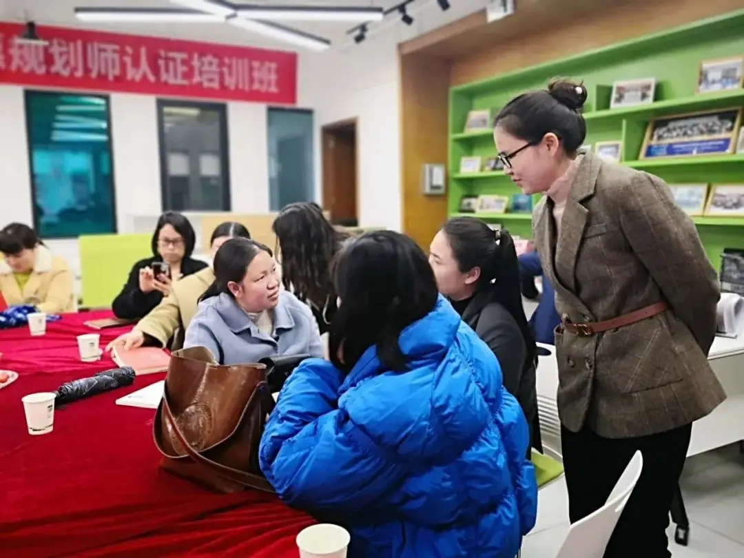 启善尚行党支部举办高考升学规划公益讲座 助力园区家长解读新高考政策-第12张图片-四季读书网