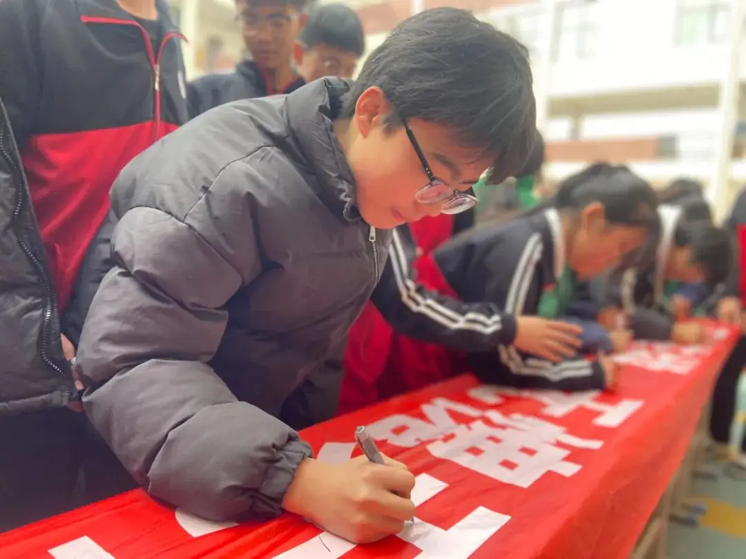 决战中考誓师日 逐梦未来金榜时 ——濮阳市华龙区华美学校举行2024届中考百日冲刺誓师大会-第36张图片-四季读书网 决战中考誓师日 逐梦未来金榜时 ——濮阳市华龙区华美学校举行2024届中考百日冲刺誓师大会-第36张图片-四季读书网