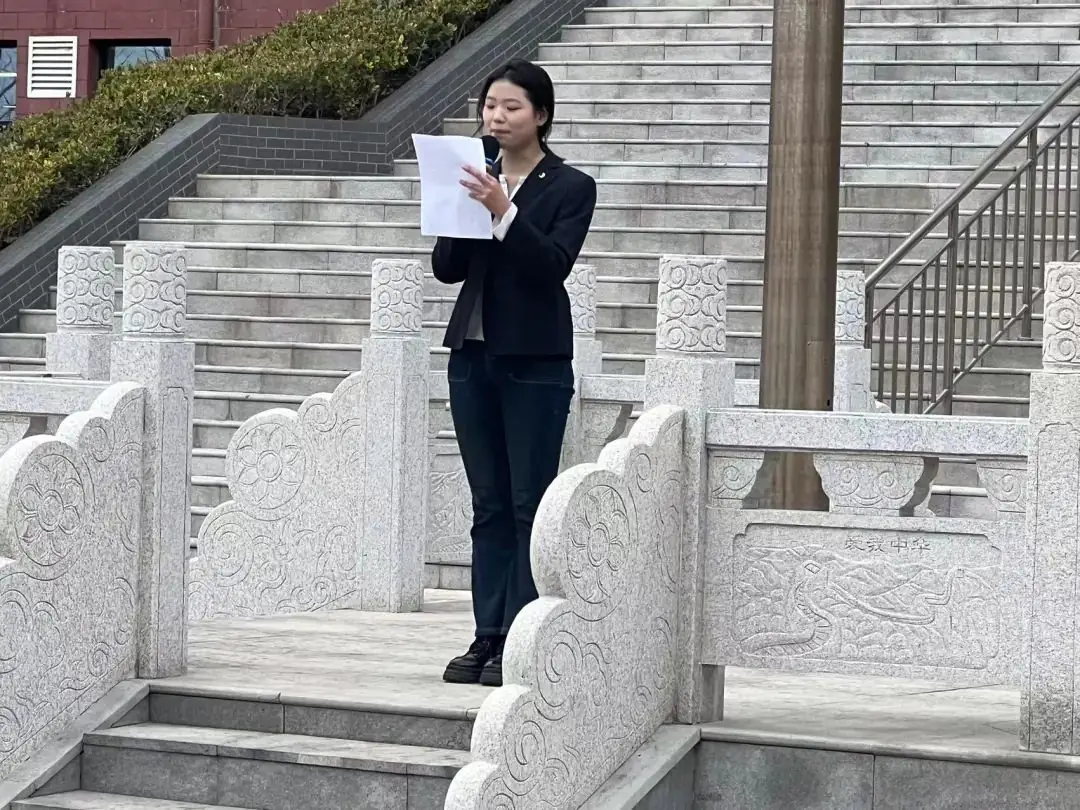 汝州市中等专业学校职教高考部举行“文明树新风 礼仪伴我行”升旗仪式-第4张图片-四季读书网