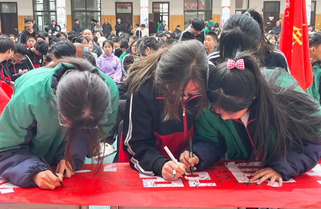 决战中考誓师日 逐梦未来金榜时 ——濮阳市华龙区华美学校举行2024届中考百日冲刺誓师大会-第31张图片-四季读书网 决战中考誓师日 逐梦未来金榜时 ——濮阳市华龙区华美学校举行2024届中考百日冲刺誓师大会-第31张图片-四季读书网