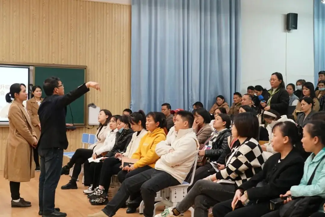 走近中考,梦圆仙葫——南宁市仙葫学校到南宁市民主路小学观澜溪谷校区开展中小衔接专题交流活动-第3张图片-四季读书网 走近中考,梦圆仙葫——南宁市仙葫学校到南宁市民主路小学观澜溪谷校区开展中小衔接专题交流活动-第3张图片-四季读书网