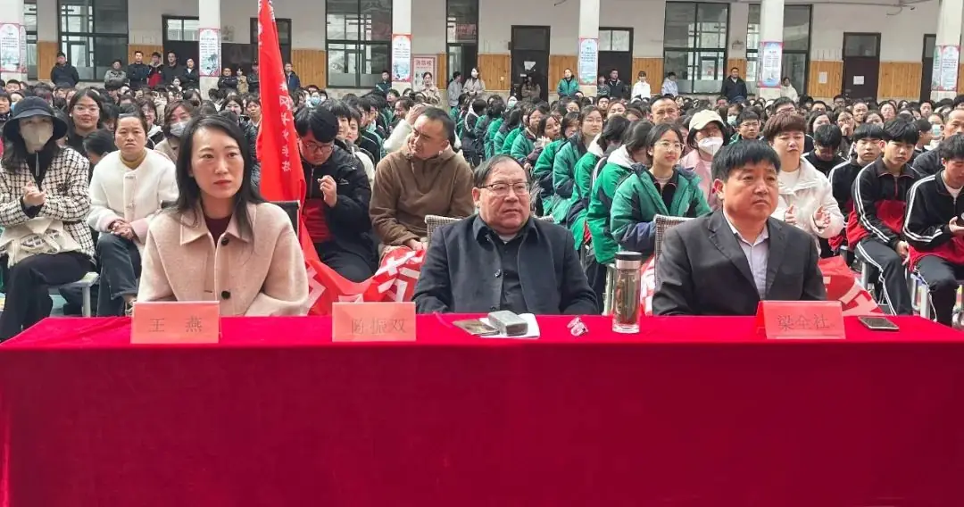 决战中考誓师日 逐梦未来金榜时 ——濮阳市华龙区华美学校举行2024届中考百日冲刺誓师大会-第4张图片-四季读书网 决战中考誓师日 逐梦未来金榜时 ——濮阳市华龙区华美学校举行2024届中考百日冲刺誓师大会-第4张图片-四季读书网