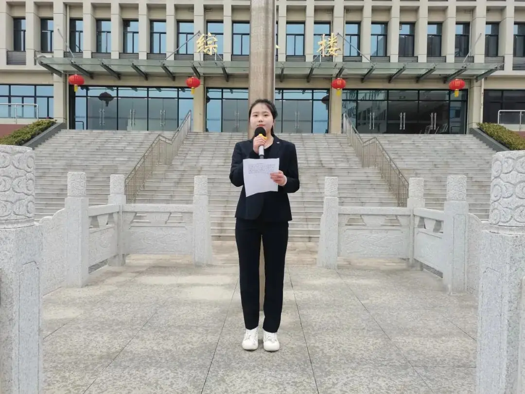 汝州市中等专业学校职教高考部举行“文明树新风 礼仪伴我行”升旗仪式-第2张图片-四季读书网