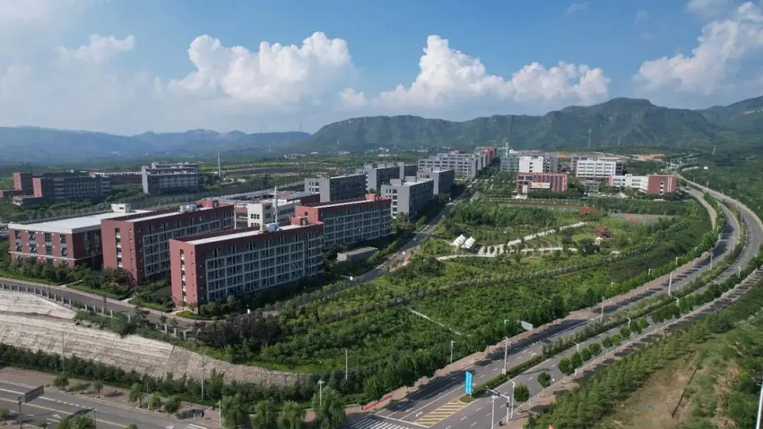汝州市中等专业学校职教高考部举行“文明树新风 礼仪伴我行”升旗仪式-第10张图片-四季读书网