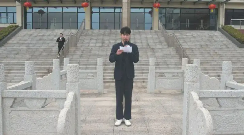 汝州市中等专业学校职教高考部举行“文明树新风 礼仪伴我行”升旗仪式-第7张图片-四季读书网