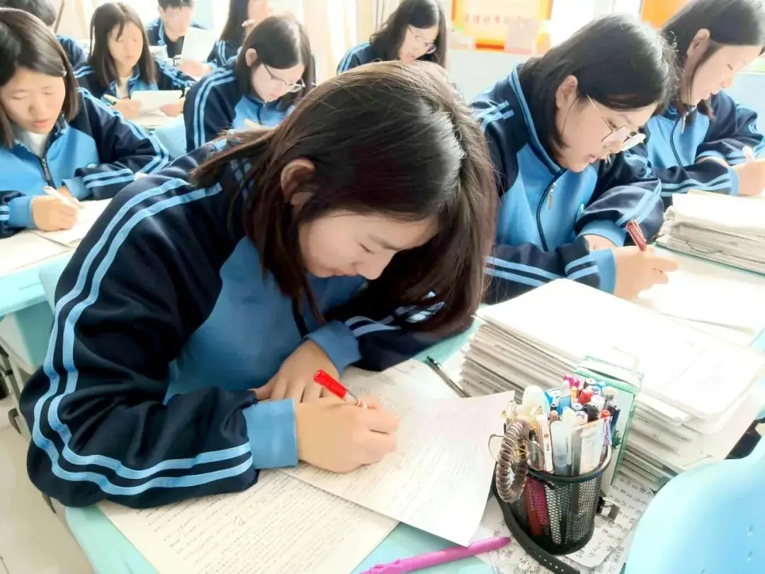 【高考备考】每一个拼搏的你都闪闪发光——多图直击一中高三学子备考真实状态!-第15张图片-四季读书网