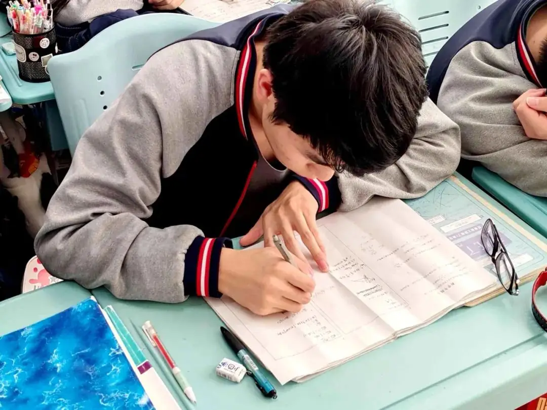 【高考备考】每一个拼搏的你都闪闪发光——多图直击一中高三学子备考真实状态!-第24张图片-四季读书网