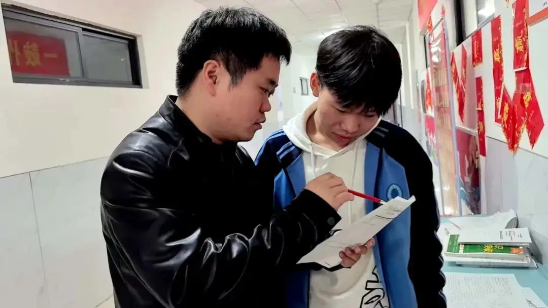【高考备考】每一个拼搏的你都闪闪发光——多图直击一中高三学子备考真实状态!-第57张图片-四季读书网