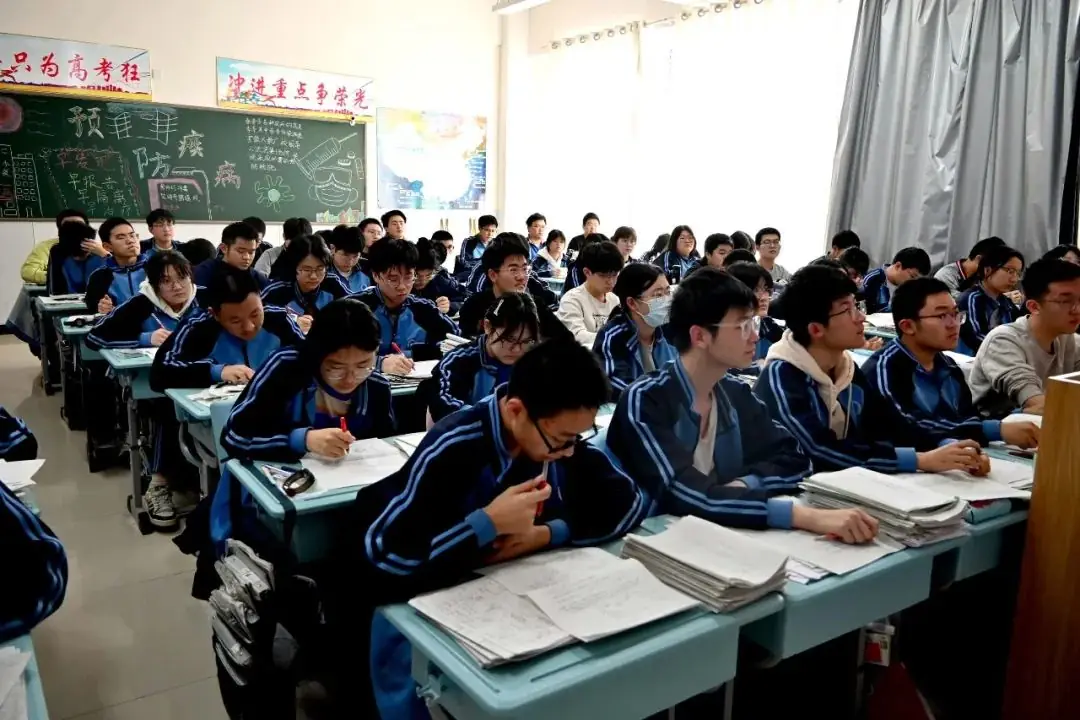 【高考备考】每一个拼搏的你都闪闪发光——多图直击一中高三学子备考真实状态!-第5张图片-四季读书网