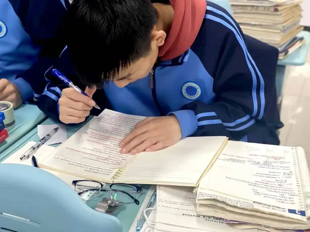【高考备考】每一个拼搏的你都闪闪发光——多图直击一中高三学子备考真实状态!-第19张图片-四季读书网