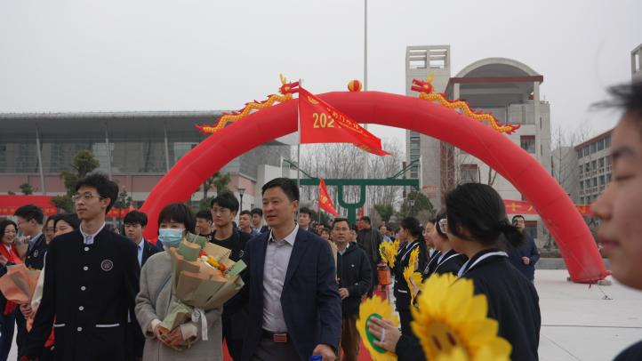 十八岁乘风破浪勇担当 八十天圆梦高考谱新篇——湖北荆门外语学校举行2024届十八岁成人礼暨高考八十天誓师大会 第1张 十八岁乘风破浪勇担当 八十天圆梦高考谱新篇——湖北荆门外语学校举行2024届十八岁成人礼暨高考八十天誓师大会 第1张