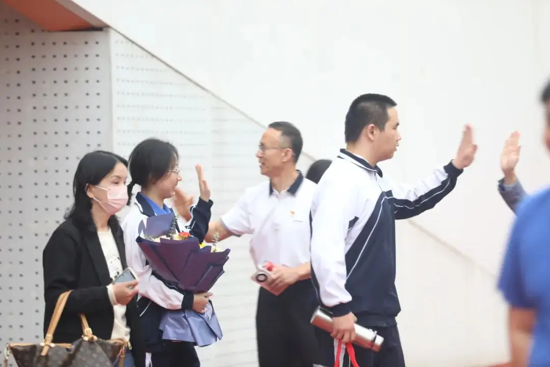 决战高考 拼搏未来|深圳市艺术高中成人礼暨高考百日誓师大会顺利举办-第36张图片-四季读书网