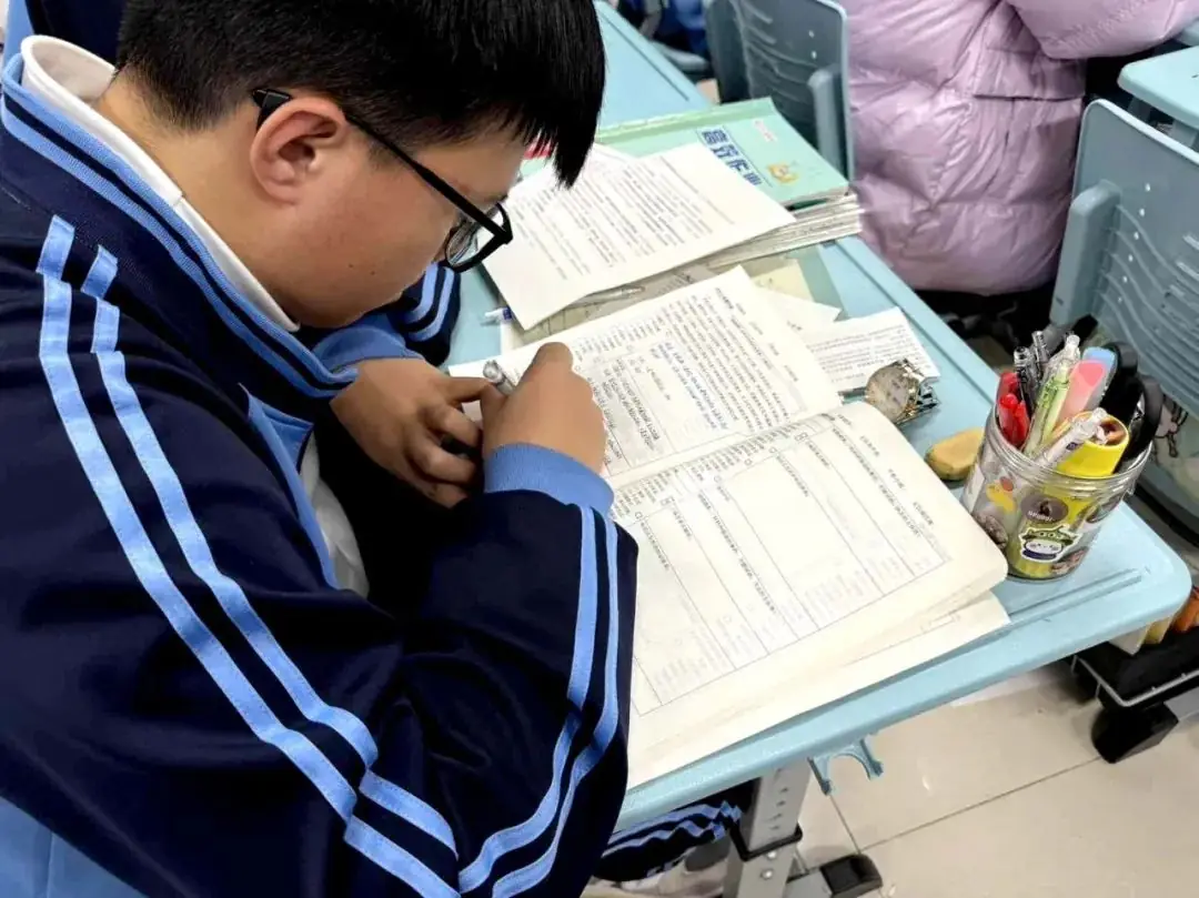 【高考备考】每一个拼搏的你都闪闪发光——多图直击一中高三学子备考真实状态!-第23张图片-四季读书网