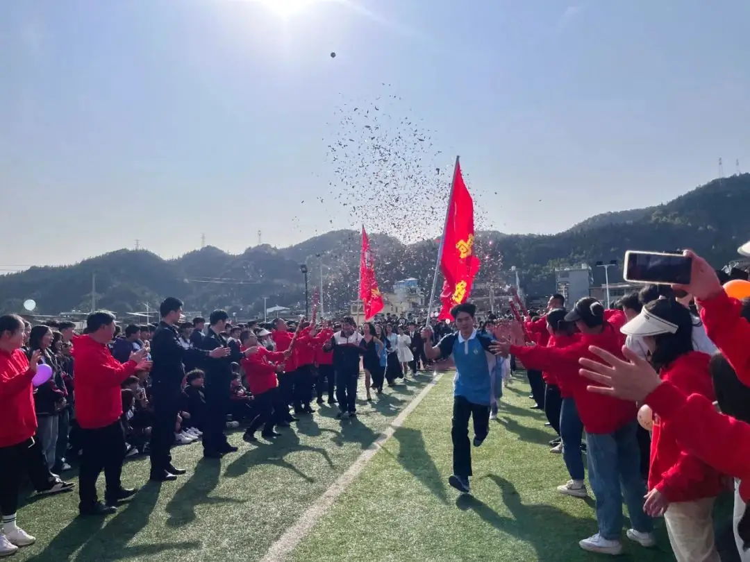 十八而志 决战高考——三江民族高中举行2024届高三成人礼暨高考80天冲刺誓师大会-第8张图片-四季读书网