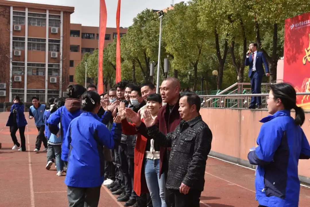 点燃激情 赢战高考——我校邀请方可教育金牌讲师刘勇作励志演讲-第30张图片-四季读书网