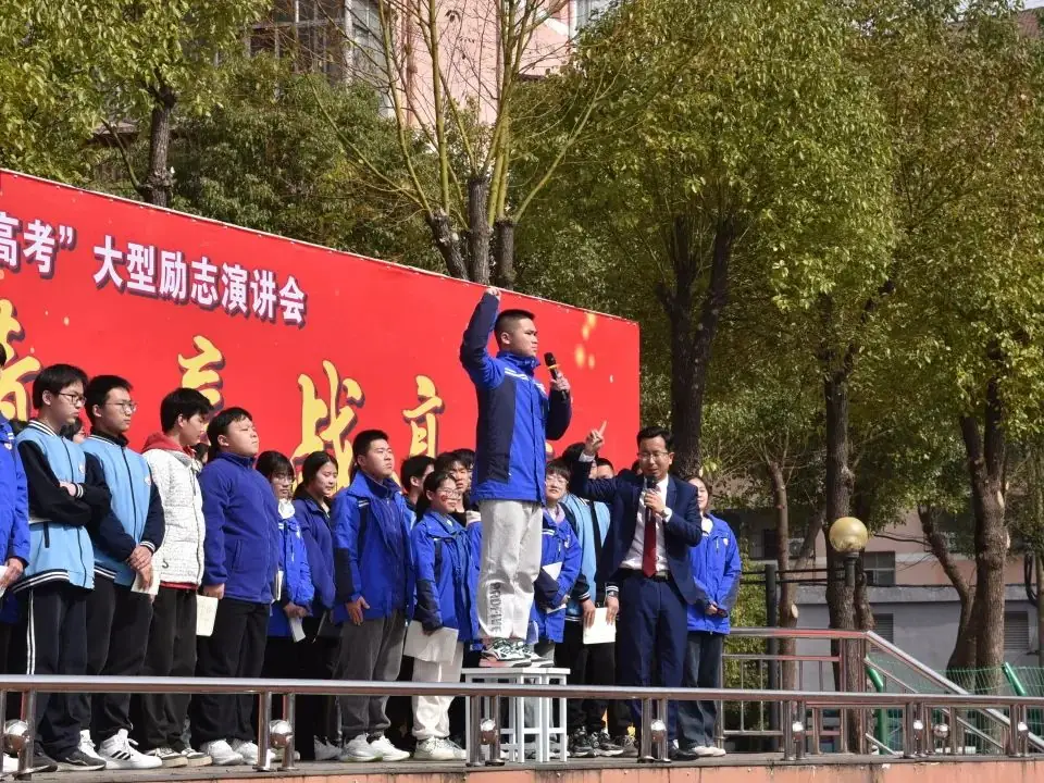 点燃激情 赢战高考——我校邀请方可教育金牌讲师刘勇作励志演讲-第33张图片-四季读书网