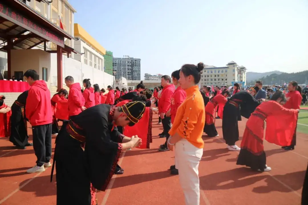 十八而志 决战高考——三江民族高中举行2024届高三成人礼暨高考80天冲刺誓师大会-第5张图片-四季读书网